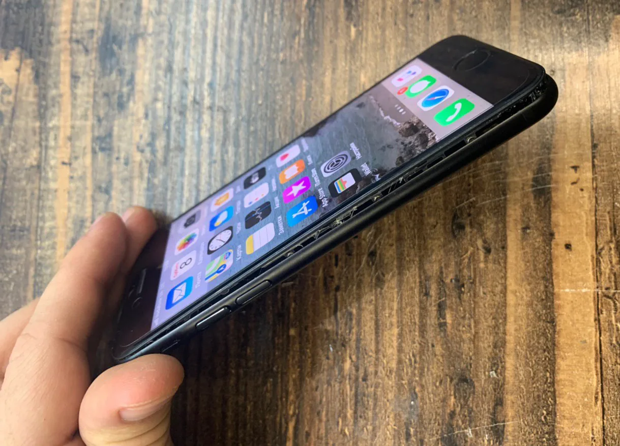 Відклеївся екран iPhone