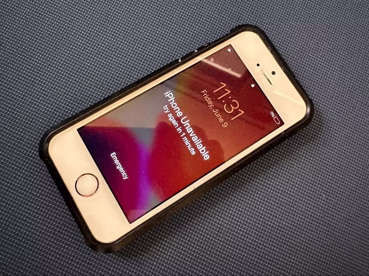 Екран iPhone з помилкою «Пристрій недоступний»